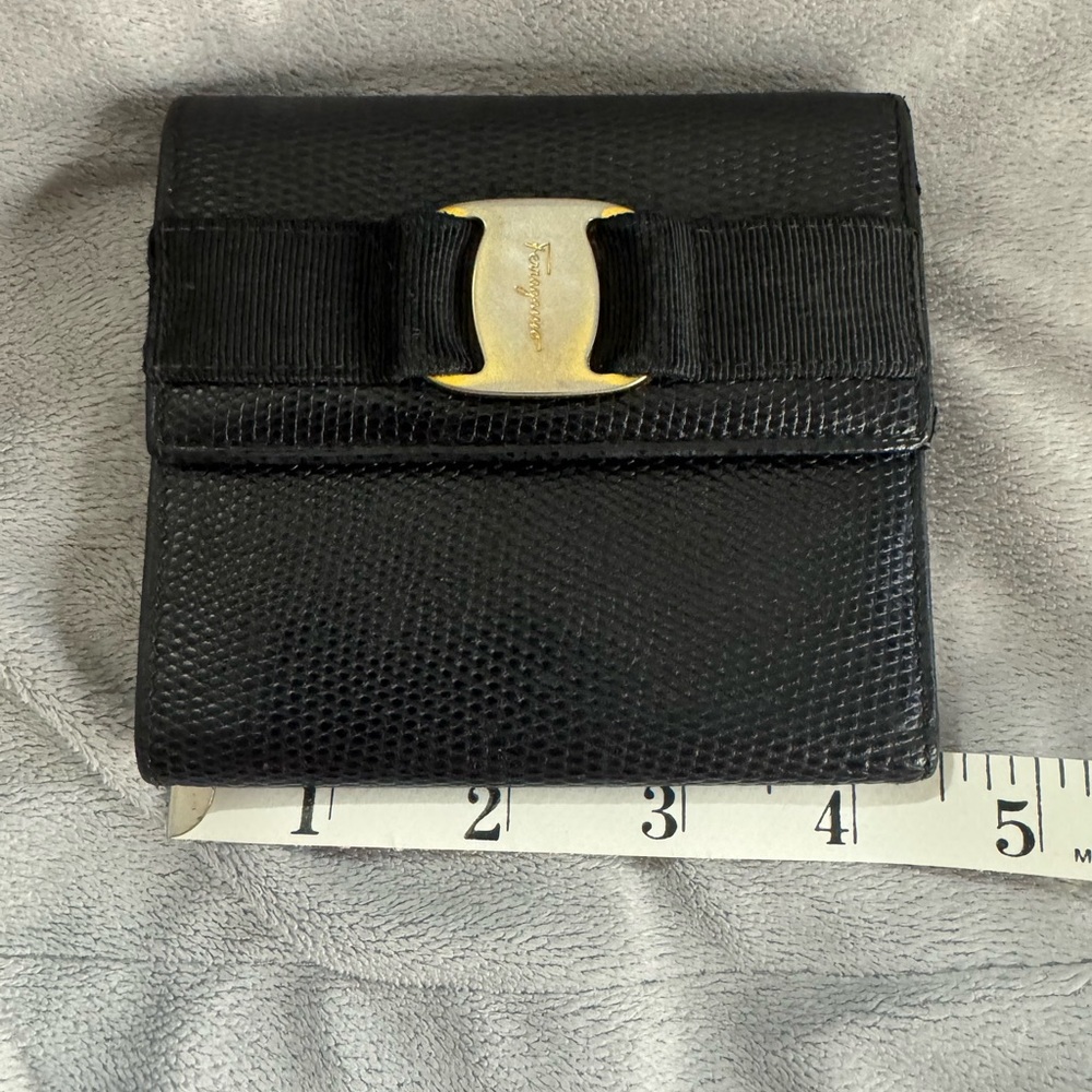 Ferragamo Vara Black Textured Leather Wallet Ribbon Accent Kiss Lock Change Pkt - Picture 3 of 10